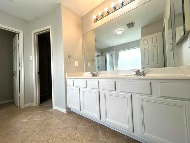 Building Photo - 25207 Diamond Ranch Dr