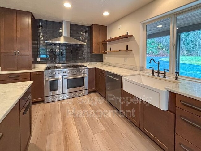 Building Photo - 241896 US-101