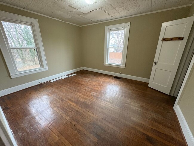 Building Photo - Quaint Brick Cottage w/Covered Parking