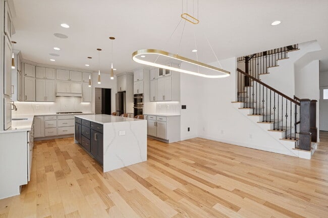 Building Photo - Luxurious 5-Bed/5 Baths, Granite & 3 Car Garage