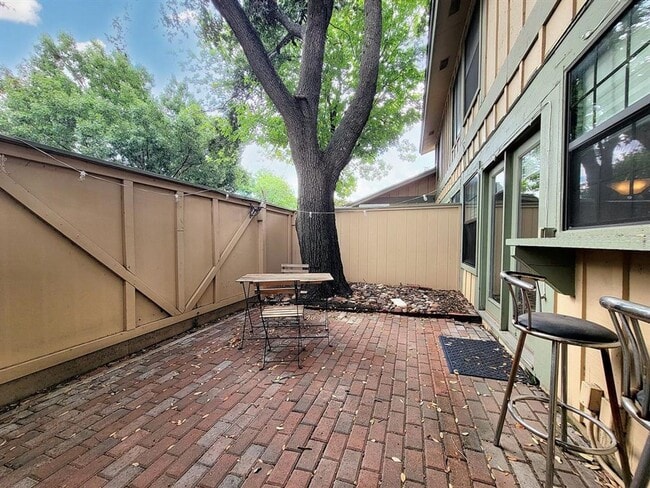 Building Photo - Cozy 3 Bed, 1.5 Bath Rental with Garage an...