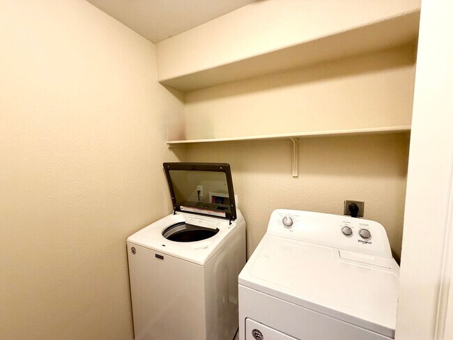 Building Photo - Beautiful 4 Bedroom Home in Park Meadows – Available December 1st!