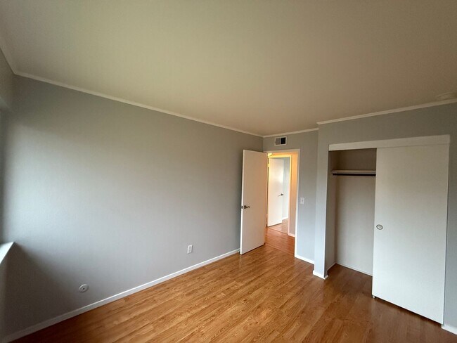 Building Photo - 3 bed 2.5 bath townhome available now!