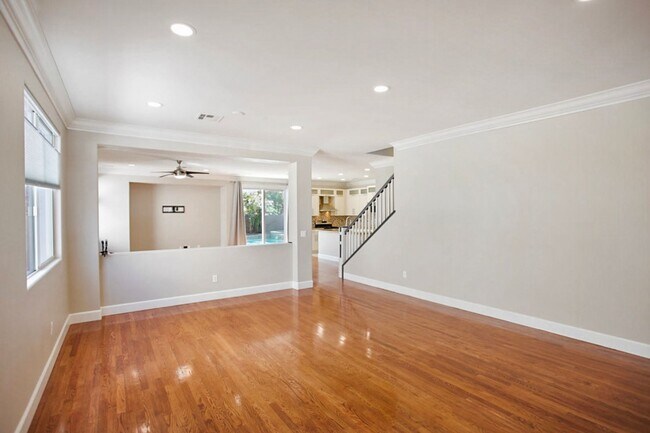 Building Photo - Southwest Pool Home With First Floor Bed And Bath