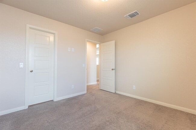 Building Photo - 746 Farmers Dell