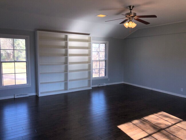 Building Photo - Charming single-level ranch home offers 4 bedrooms and 2 bathrooms in Brentwood