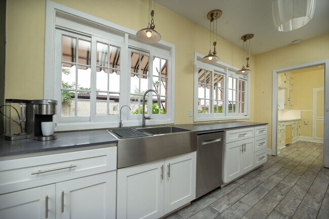 Building Photo - WONDERFUL HISTORIC 5 BED 3 BATH PROPERTY WITH CARRIAGE HOUSE