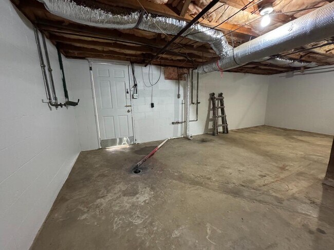 Building Photo - 404 Grubert Ave