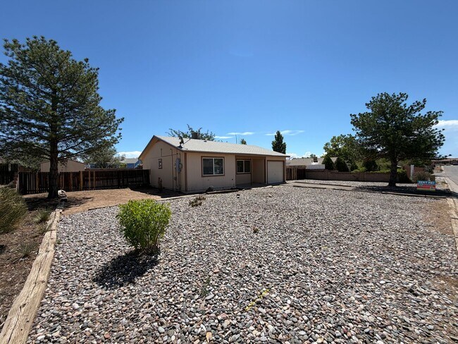 Building Photo - 628 Pontiac Dr SW