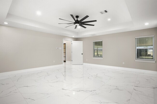 Building Photo - 4002 Dixie Farm Rd