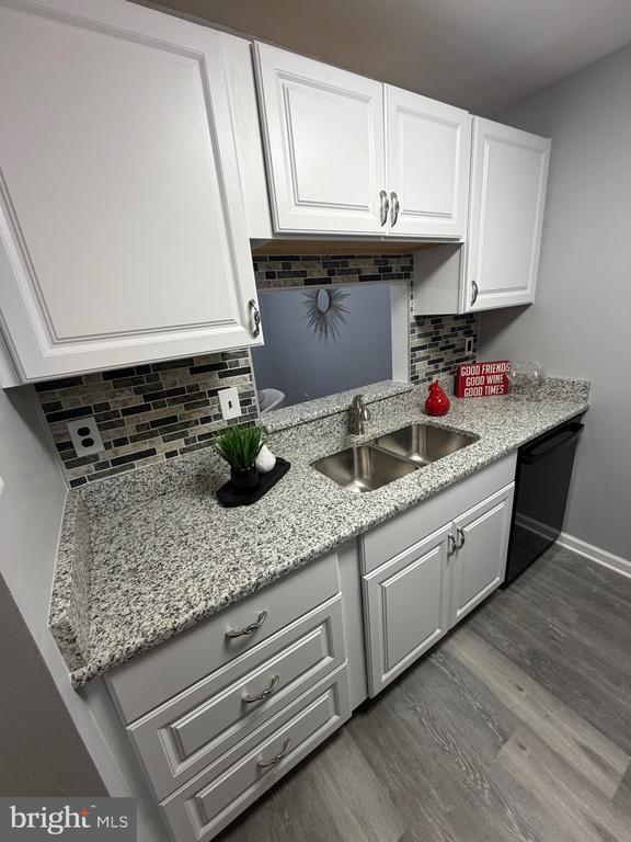 Building Photo - 102 Stonehurst Ct