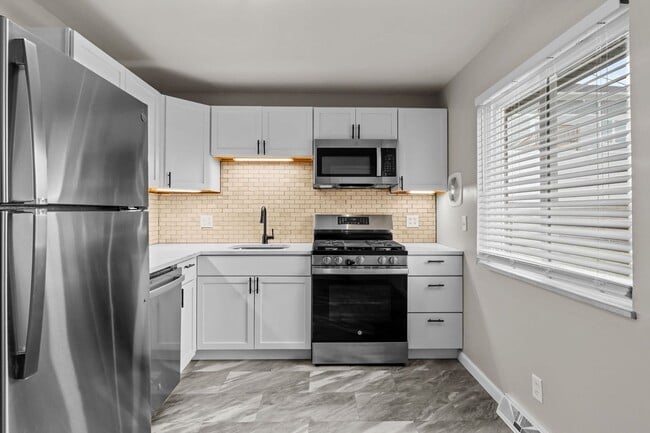 Building Photo - Stunning Brick Duplex with private partially finished basement in Kirkwood