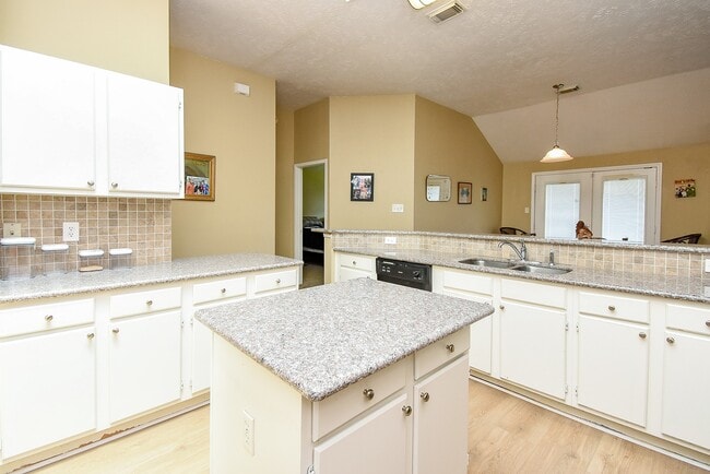 Building Photo - 14915 Willow Hearth Dr