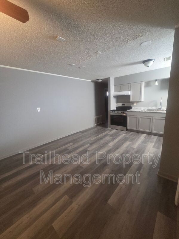 Building Photo - 905 Madison St