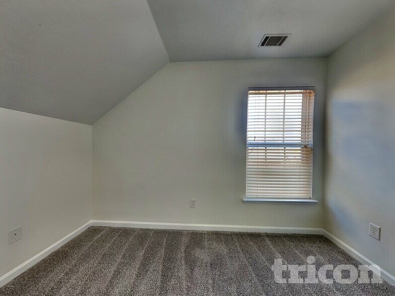 Building Photo - 4884 Somerset Dr