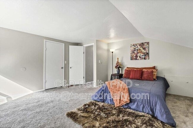 Building Photo - 640 E 261st St