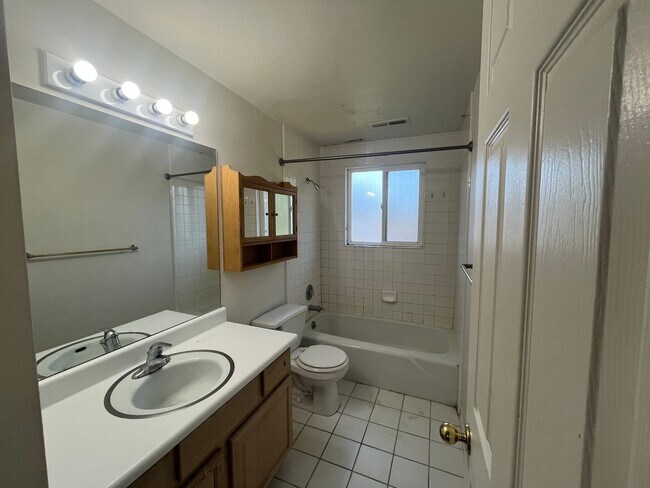 Building Photo - Lovely 2 Bedroom Apartment in Provo