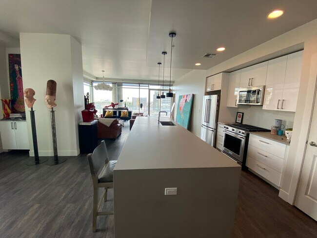 Building Photo - Large 2 bedroom 2 1/2 bath condo at One Li...