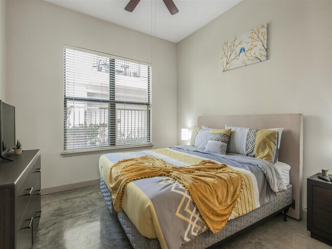 Building Photo - 2344 Camden Dr