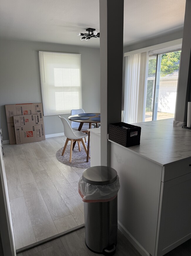 Building Photo - 817 N Hawthorne Dr