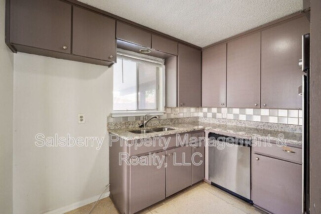 Building Photo - 4913 Westlake Dr