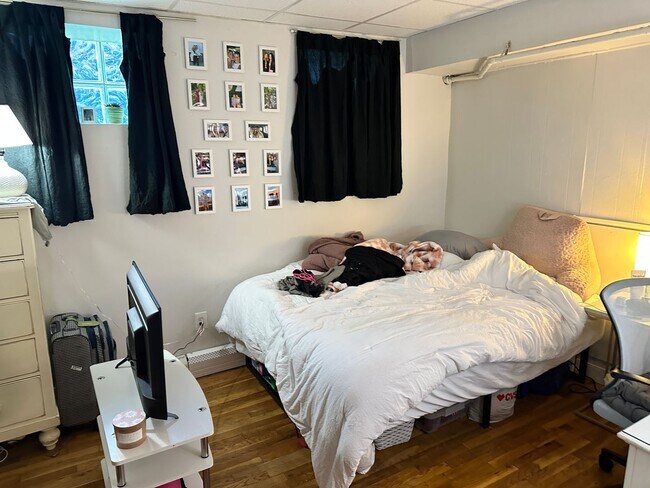 Building Photo - KENMORE 2 Bed 2 Bath - 9/1/26