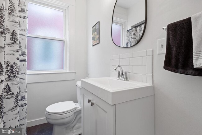 Building Photo - 153 E Ross St