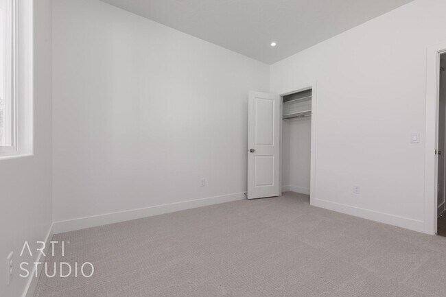Building Photo - Brand New 3 Bed / 2 Bath Duplex – Modern L...