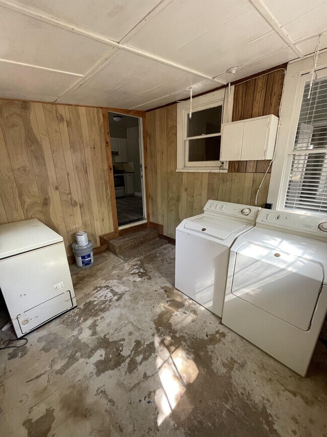 Building Photo - 935 Allen Ave