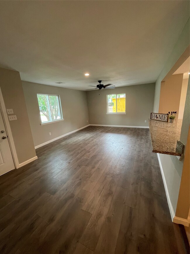 Building Photo - 2734 Ash Rd