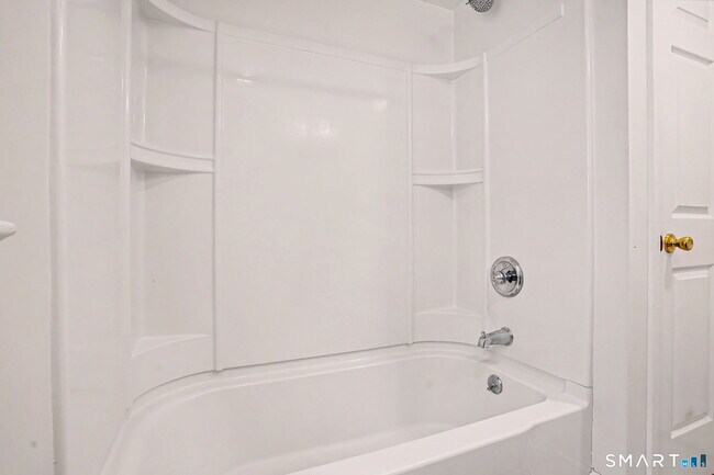 Building Photo - 32 Crescent Dr