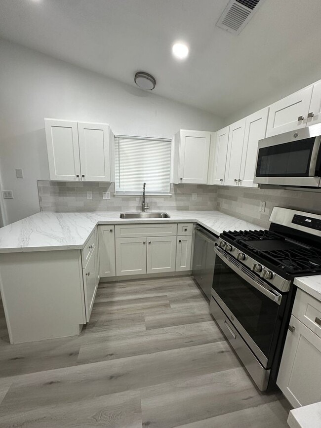 Building Photo - Must see newly remodeled home!!!