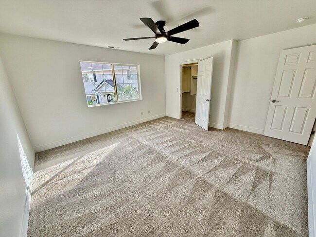 Building Photo - Remodeled 3-BR Lexington Townhome - End Unit