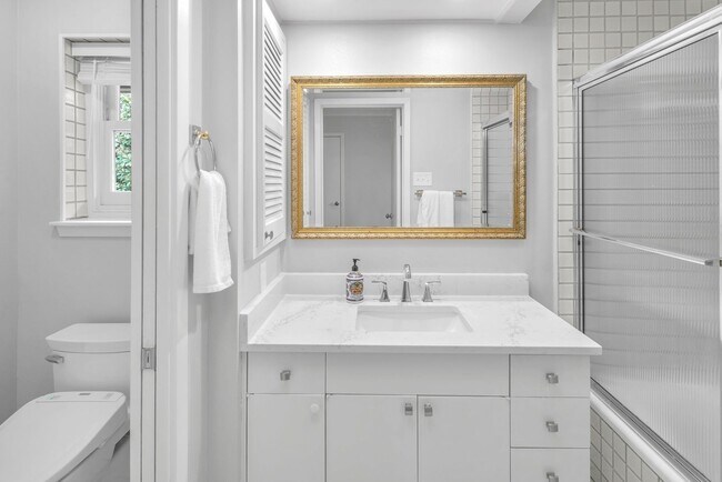 Building Photo - CHARMING 5 BDRM HOME IN CASTLE HILLS!!