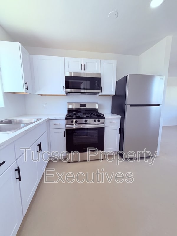 Building Photo - 814 N Alvernon Way