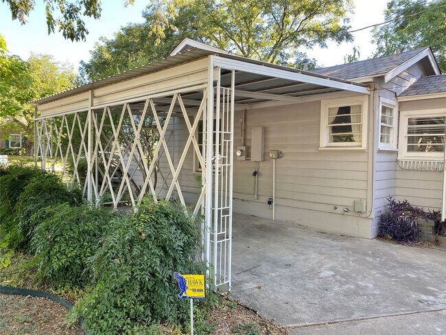 Building Photo - 3 BED/2BATH BUNGALOW IN ARLINGTON HEIGHTS!