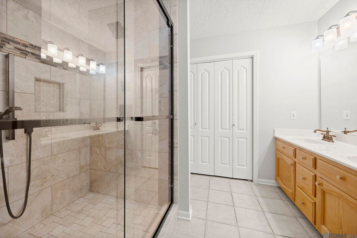 Building Photo - 18596 White Oak Dr