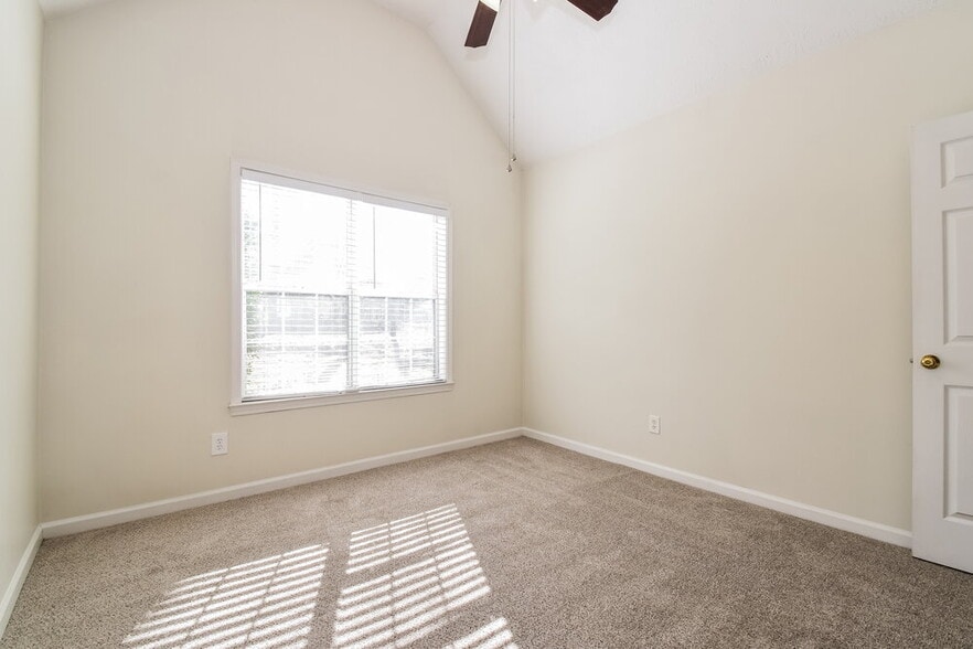 Building Photo - 10 Elmwood Dr