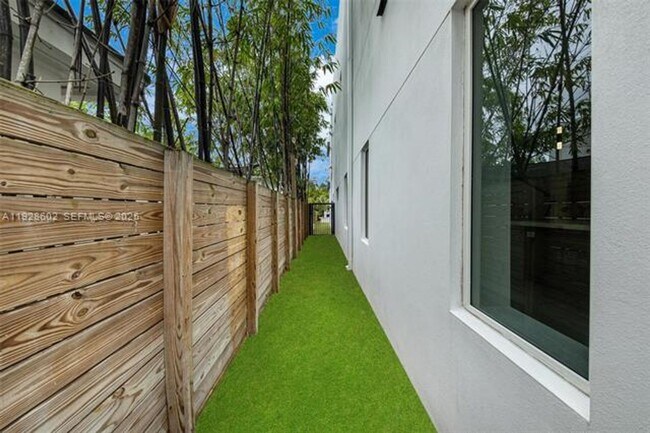 Building Photo - 3142 Carter St