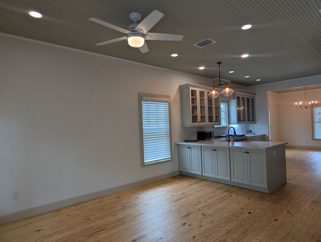Building Photo - Stunning Fully Renovated 3-Bedroom, 2-Bathroom Cottage-Style Home