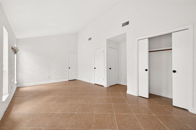 Building Photo - 8632 Maplecrest Dr