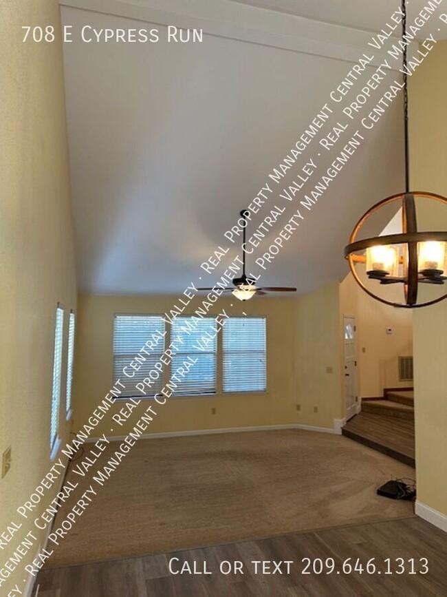 Building Photo - Woodbridge Greens Beautiful 3 Bedroom 3 Ba...