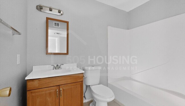 Building Photo - Spacious 2-Bedroom Unit Near Kirtland Air Force Base