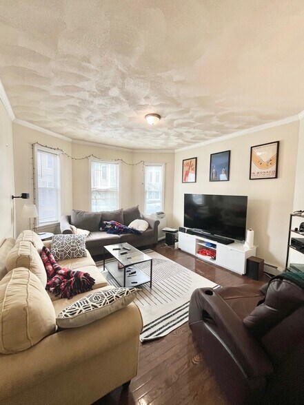 Building Photo - 716 E 6th St