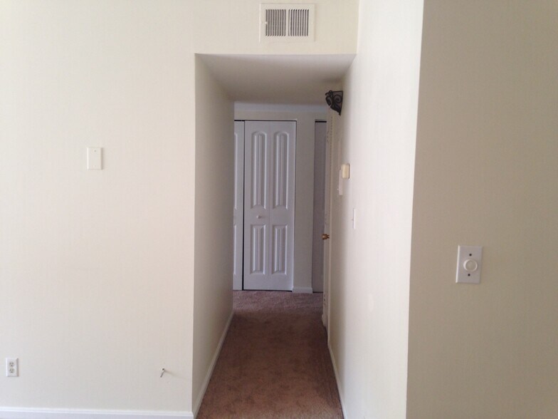 Building Photo - 809 Highwood Dr