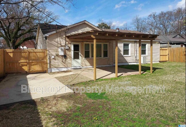 Building Photo - 513 10th Ave S