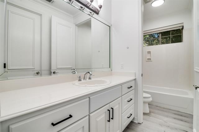 Building Photo - 422 Mustang Dr