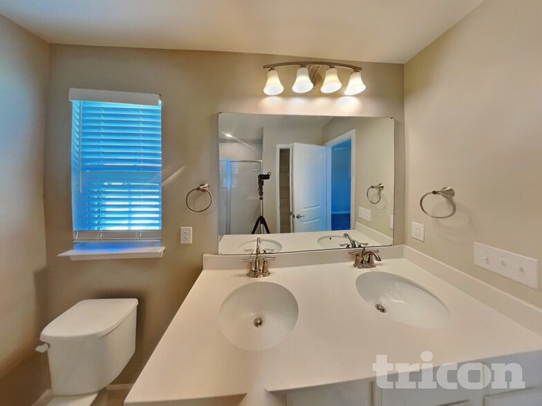 Building Photo - 833 Dean Dr