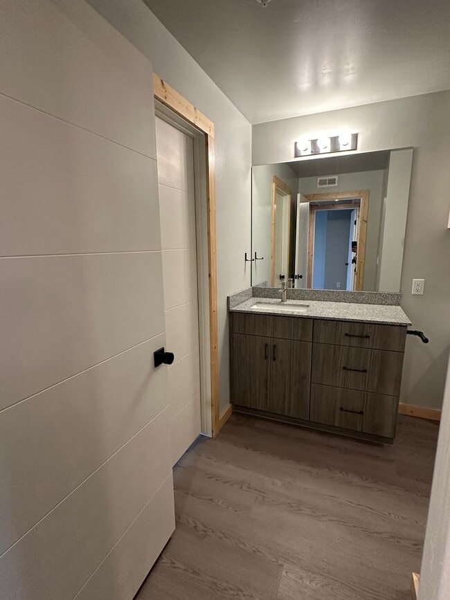 Building Photo - 2 Bed, 1 Bath at Teton River Flats! $200 OFF FIRST MONTH'S RENT!!!