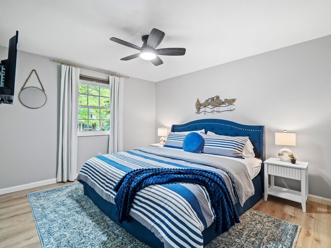 Building Photo - 5012 Hollyview Dr